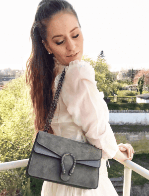 Grå crossover taske med kæde rem