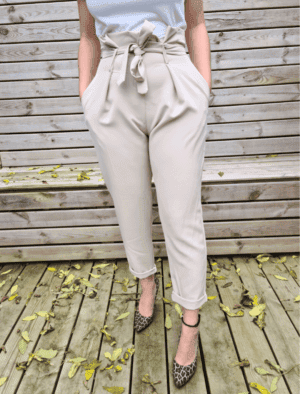 Højtaljet bukser med sløfe - beige farve