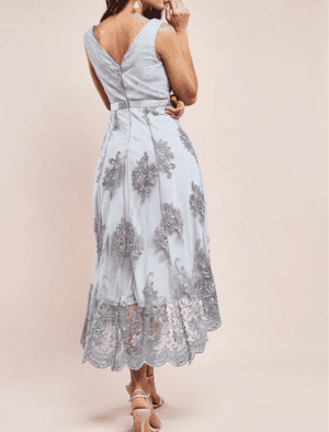 Elegant festkjole i grå farve