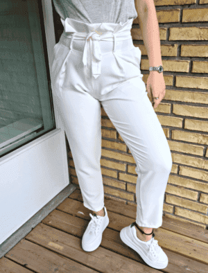 Højtaljet stofbukser i hvid farve.